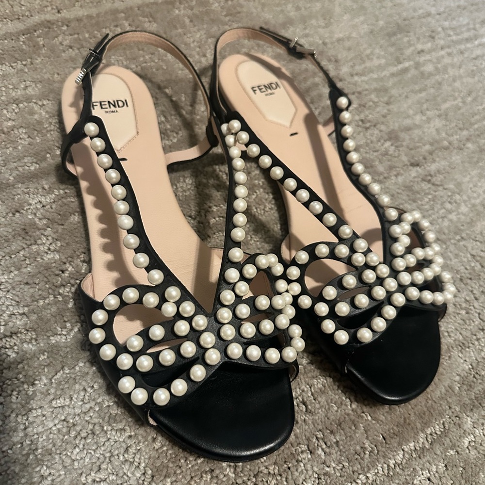 Fendi pearl flat sandals size 38 black leather